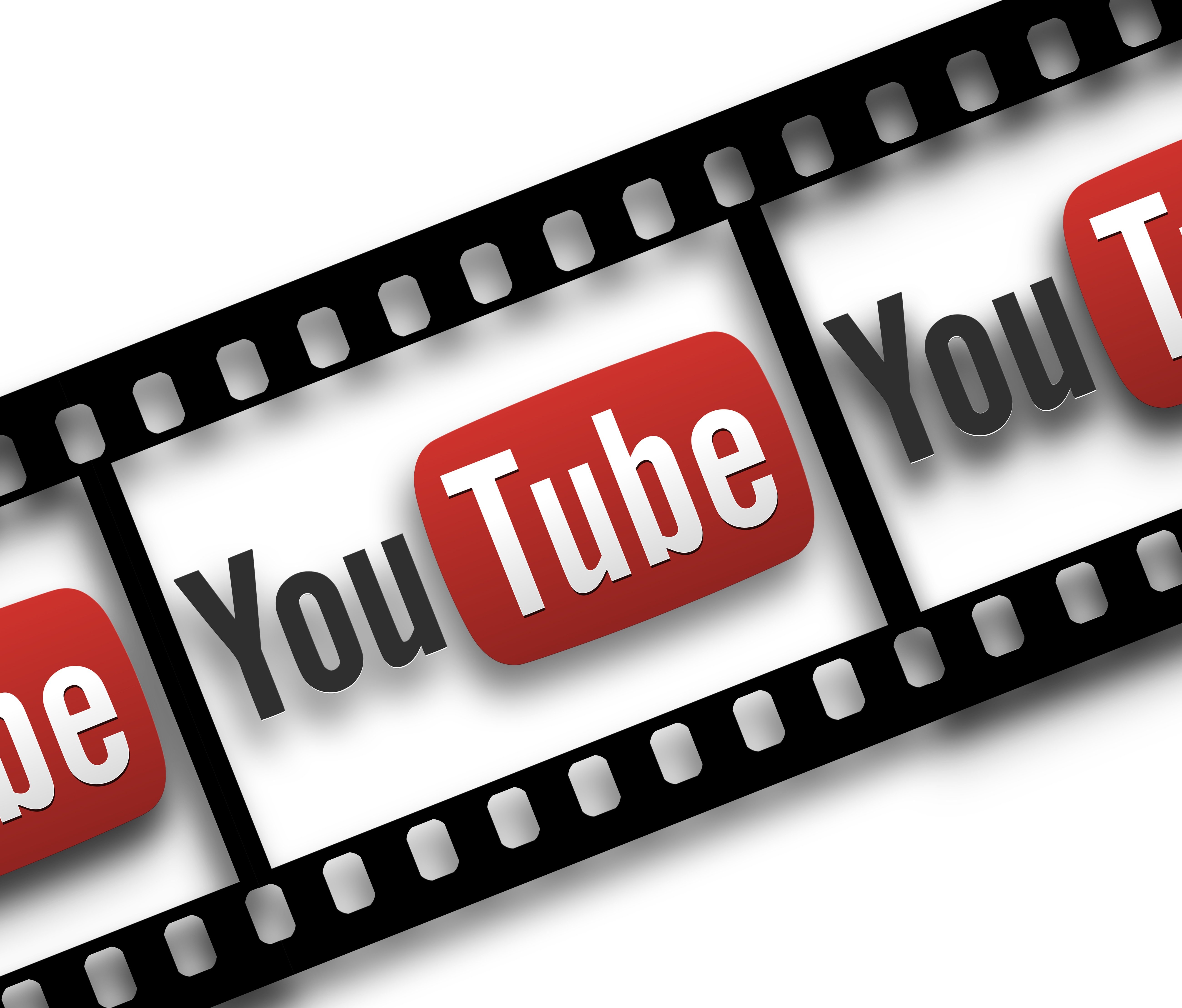Filmový pás s ikonou YouTube jako symbol online video obsahu pro výuku a pasivní učení angličtiny u dětí.