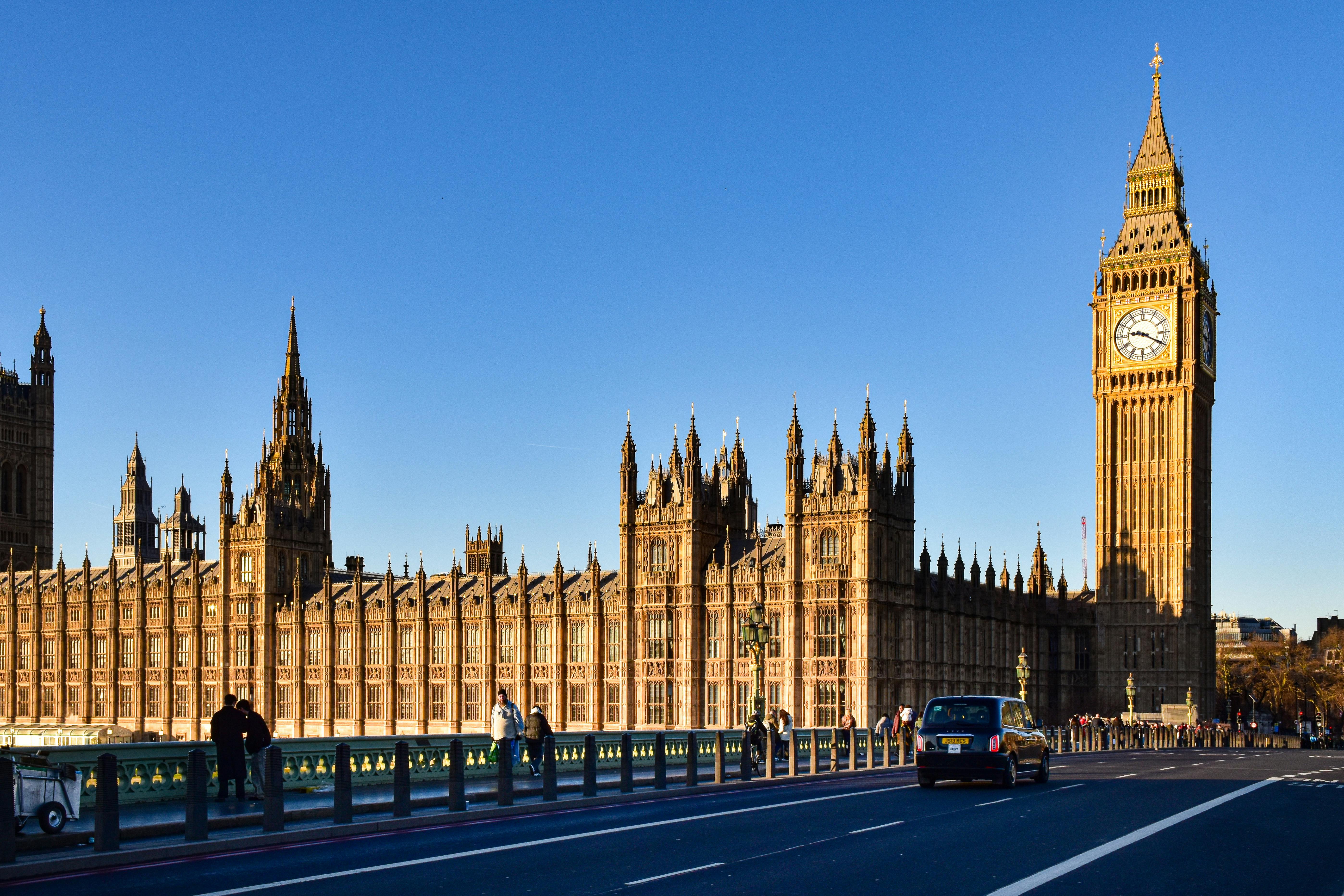Londýnský parlament s Big Benem pod modrou oblohou jako symbol britské kultury a jazykové inspirace.