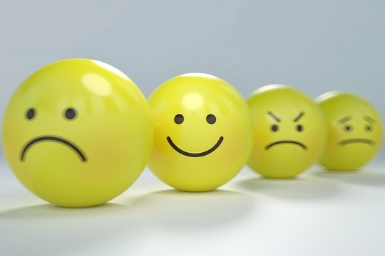 Sada smajlíků ilustrující využití emocí v online konverzaci pro efektivní zapamatování cizího jazyka.